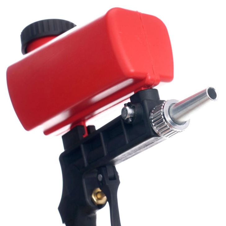 Sandblasting and soda blasting gun with tank