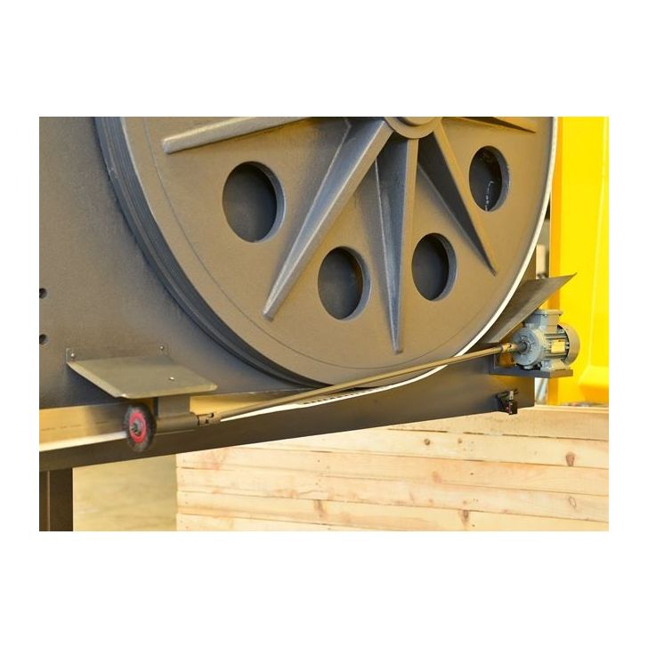 Полуавтоматическая ленточная пила BMSY 1515C.