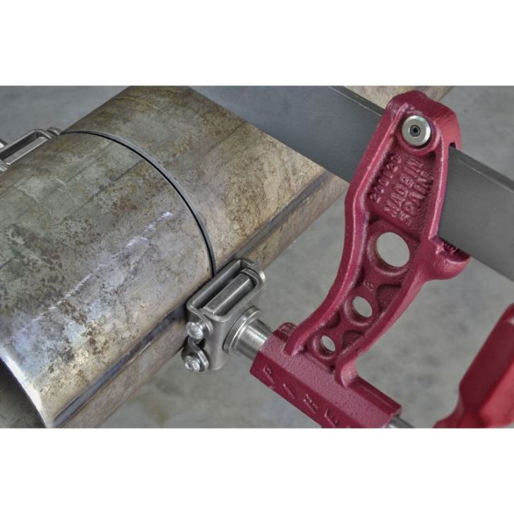 Pitskruvide lisatald torude hoidmiseks