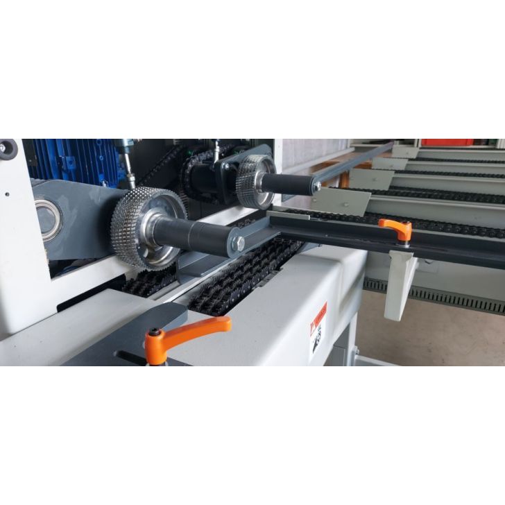 Padevējs OPTIMAT četrpusējās ēvelēšanas, apmales ēvelēšanas un apmales slīpmašīnām ar divām sliedēm - 3300 mm