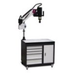 Apakškonstrukcija ar iespīlēšanas galdu vītņu griešanas mašīnām