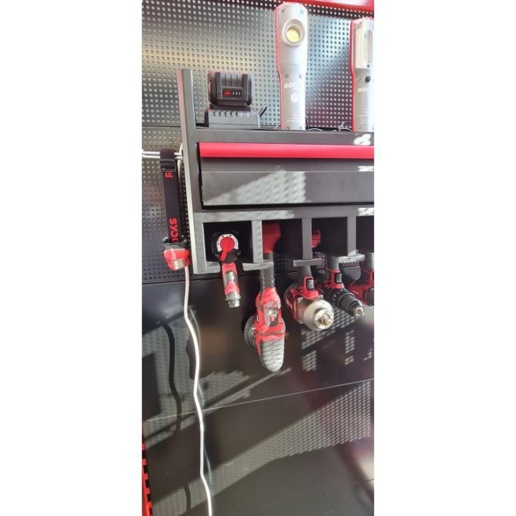 Servisa skapis pie sienas ar 230V ligzdu un atvilktni, elektroinstrumentiem