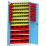 Darbnīcas skapis ar plastmasas kastēm