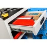 Darbnīcas instrumentu skapis ar ierāmētu gumijas darba virsmu