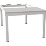 Pamata sols zem drēbju skapja