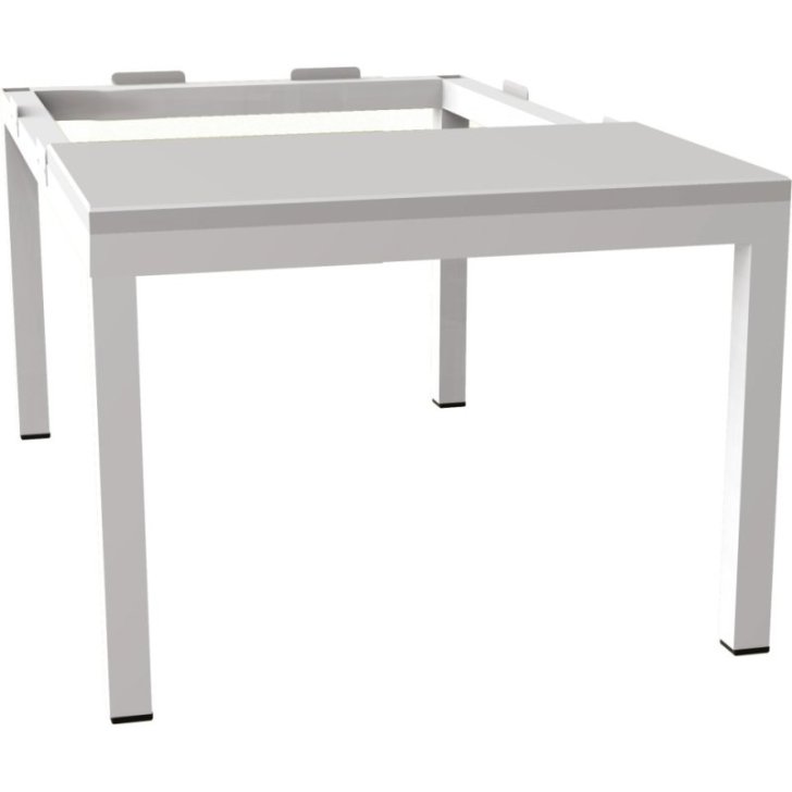 Pamata sols zem drēbju skapja