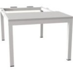 Pamata sols zem drēbju skapja