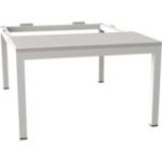 Pamata sols zem drēbju skapja