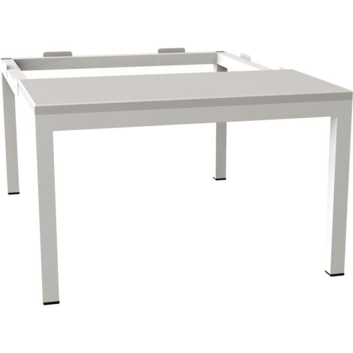 Pamata sols zem drēbju skapja