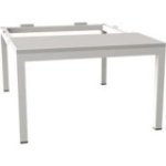 Pamata sols zem drēbju skapja