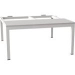 Pamata sols zem drēbju skapja