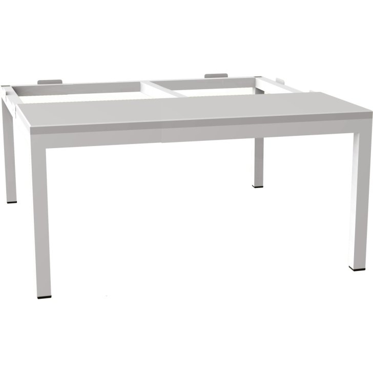 Pamata sols zem drēbju skapja