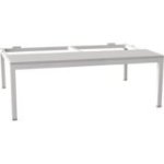 Pamata sols zem drēbju skapja