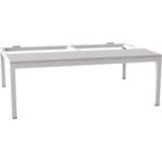 Pamata sols zem drēbju skapja