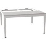 Pamata sols zem drēbju skapja