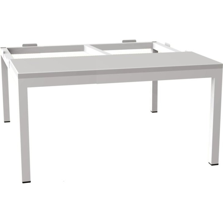 Pamata sols zem drēbju skapja