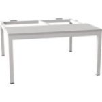 Pamata sols zem drēbju skapja