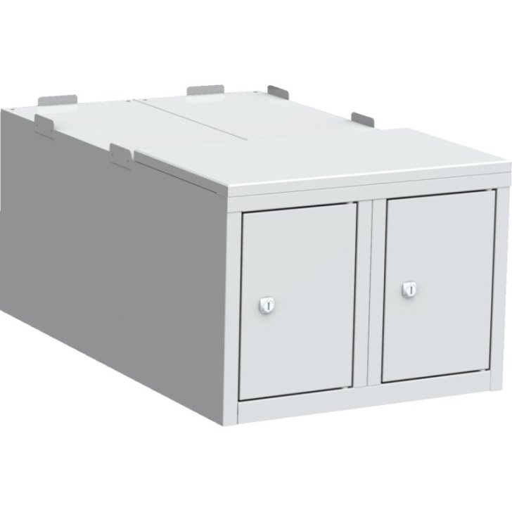 Pamatkaste zem drēbju skapja