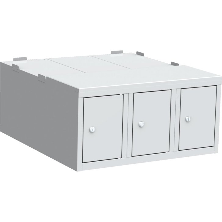 Pamatkaste zem drēbju skapja