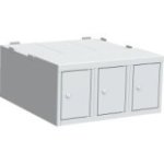 Pamatkaste zem drēbju skapja