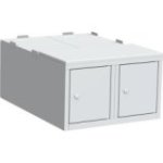 Pamatkaste zem drēbju skapja