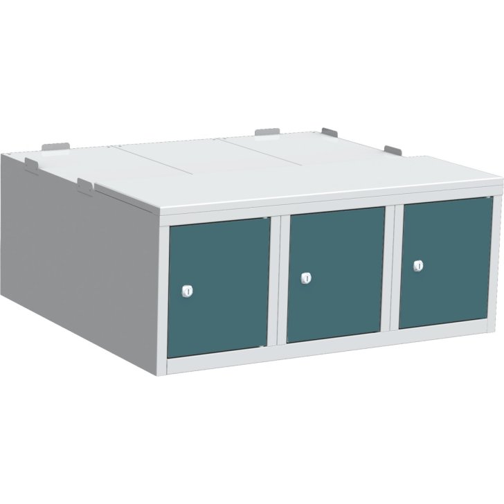 Pamatkaste zem drēbju skapja