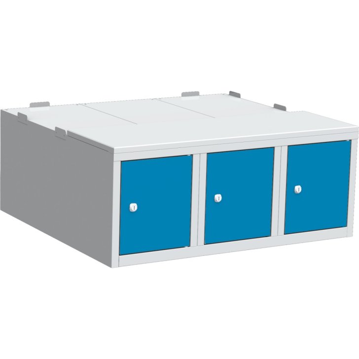 Pamatkaste zem drēbju skapja