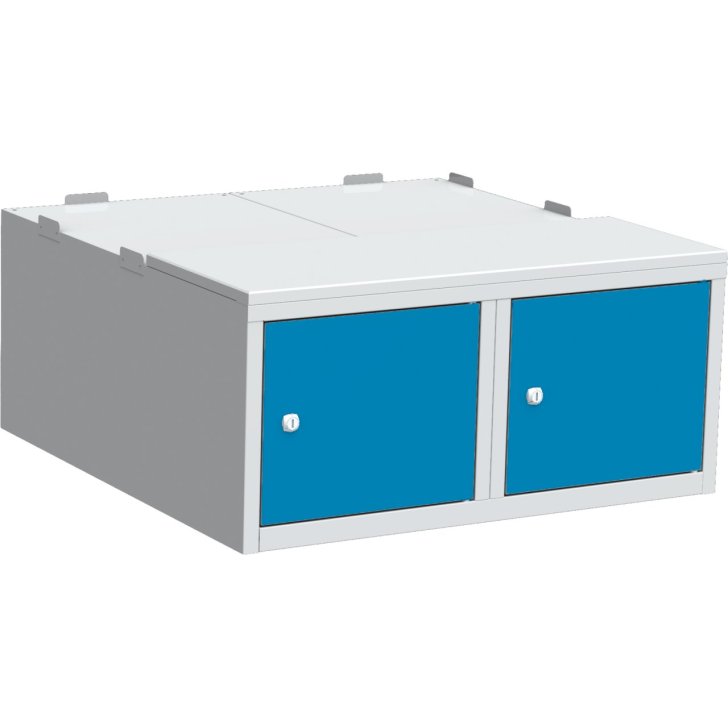 Pamatkaste zem drēbju skapja