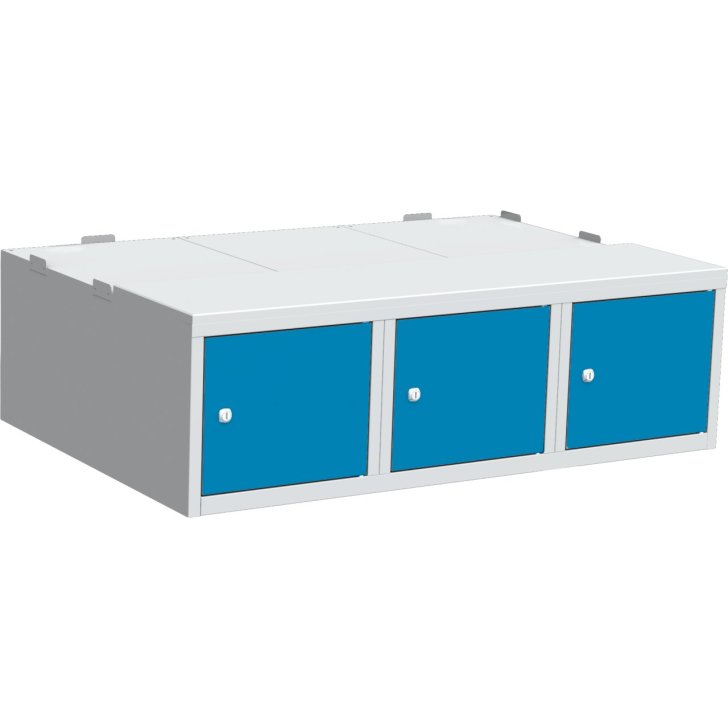 Pamatkaste zem drēbju skapja