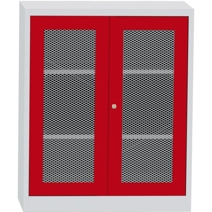 Universāls skapis ar veramām stiepļu durvīm