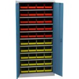 Skapji ar plastmasas konteineriem