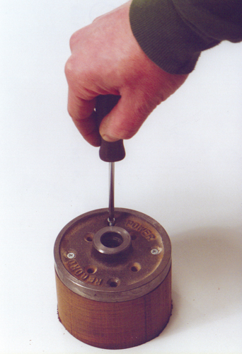 2. Priekšējās plāksnes stiprinājums